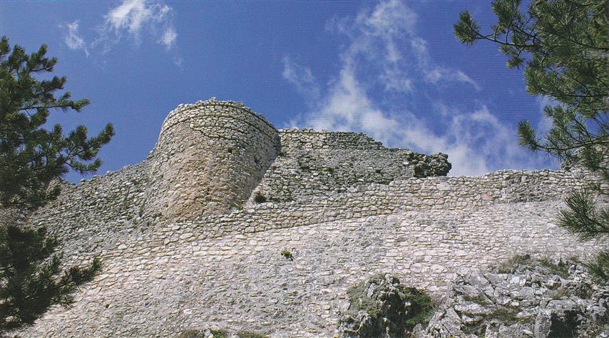 castello di Roccamandolfi - mura e torre